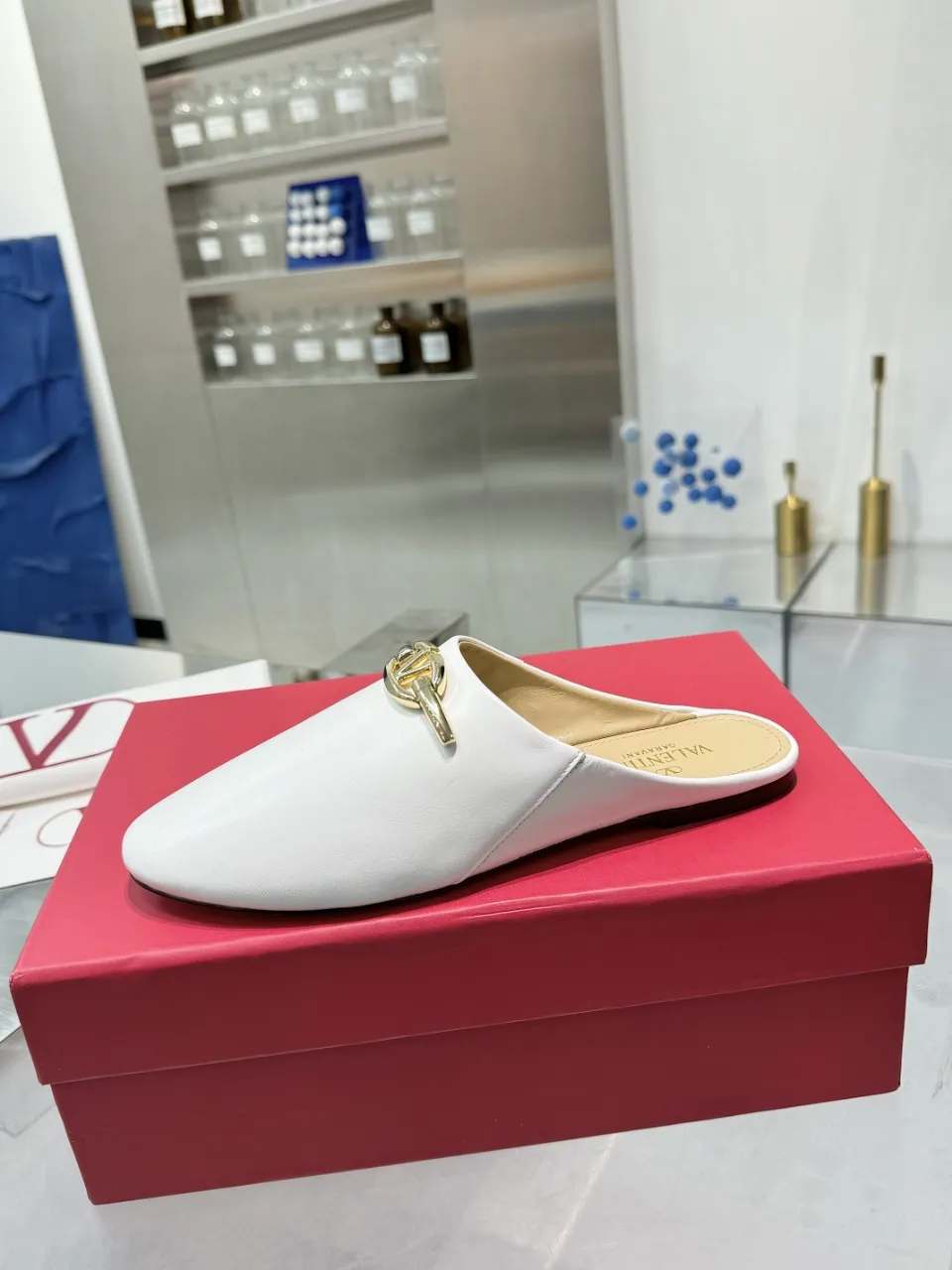 👟👟Ex-factory price 520👟👟 Valentino’s hottest new product in 2025, the new slippers are also easy to wear...😈😈😈 The latest logo buckle Perfectly combined with sexiness❤️‍🔥❤️‍🔥❤️‍🔥❤️‍🔥It is simply the pinnacle of summer fashion💖💖💖💖Original replica Outsole: Italian genuine leather outsole Heel height: Flat heel Size: 35-39 (40 41 42 customization is non-returnable and non-exchangeable)